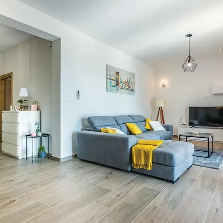 Three-bedroom Holiday In Tinj