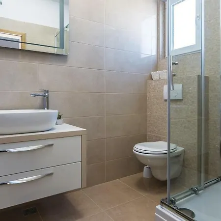 Three-bedroom Holiday In 度假居 Tinj
