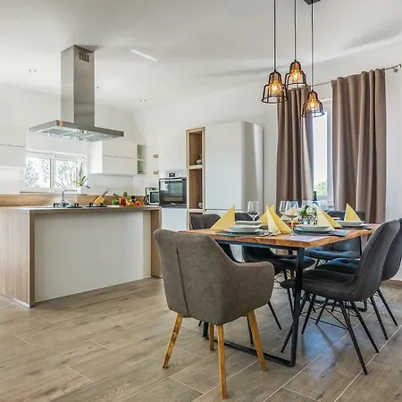 度假居 Three-bedroom Holiday In *