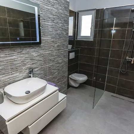 Three-bedroom Holiday In * Tinj