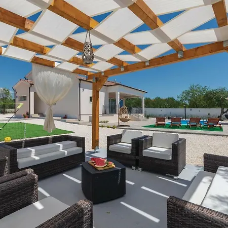 Three-bedroom Holiday In * Tinj