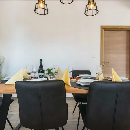 Three-bedroom Holiday In * Tinj
