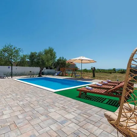 Three-bedroom Holiday In 度假居 Tinj