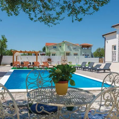 Сasa de vacaciones Three-bedroom Holiday In Tinj