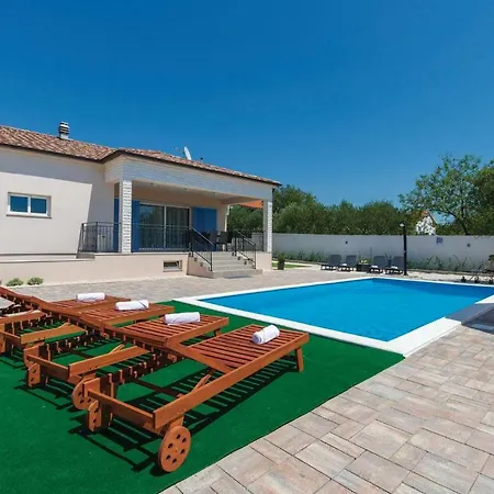 Three-bedroom Holiday In * Tinj